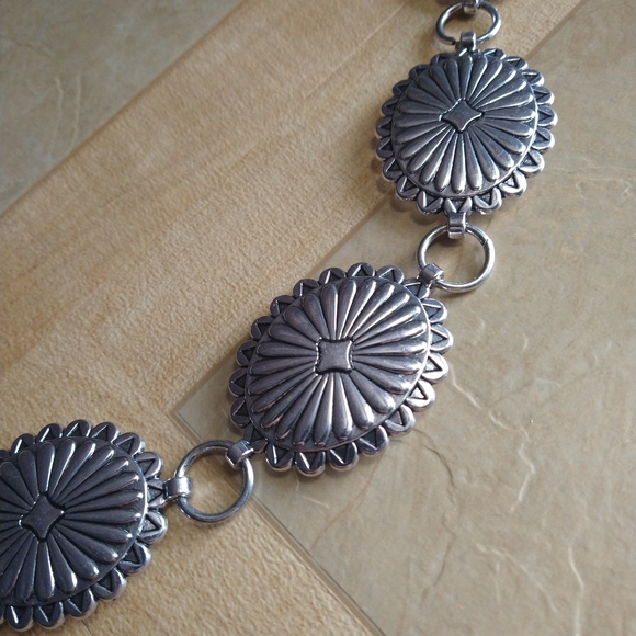 XL 16/18 Silver Metal Concho Adjustable Belt - Picture 3 of 6